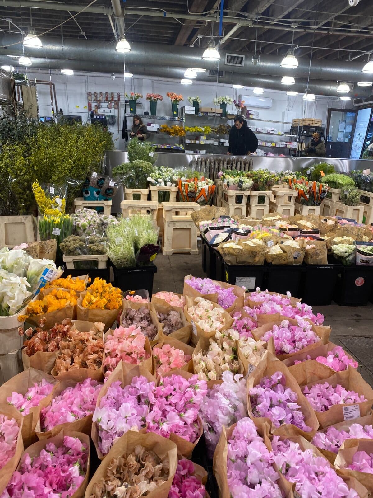 Florista seleccionando flores en el mercado
